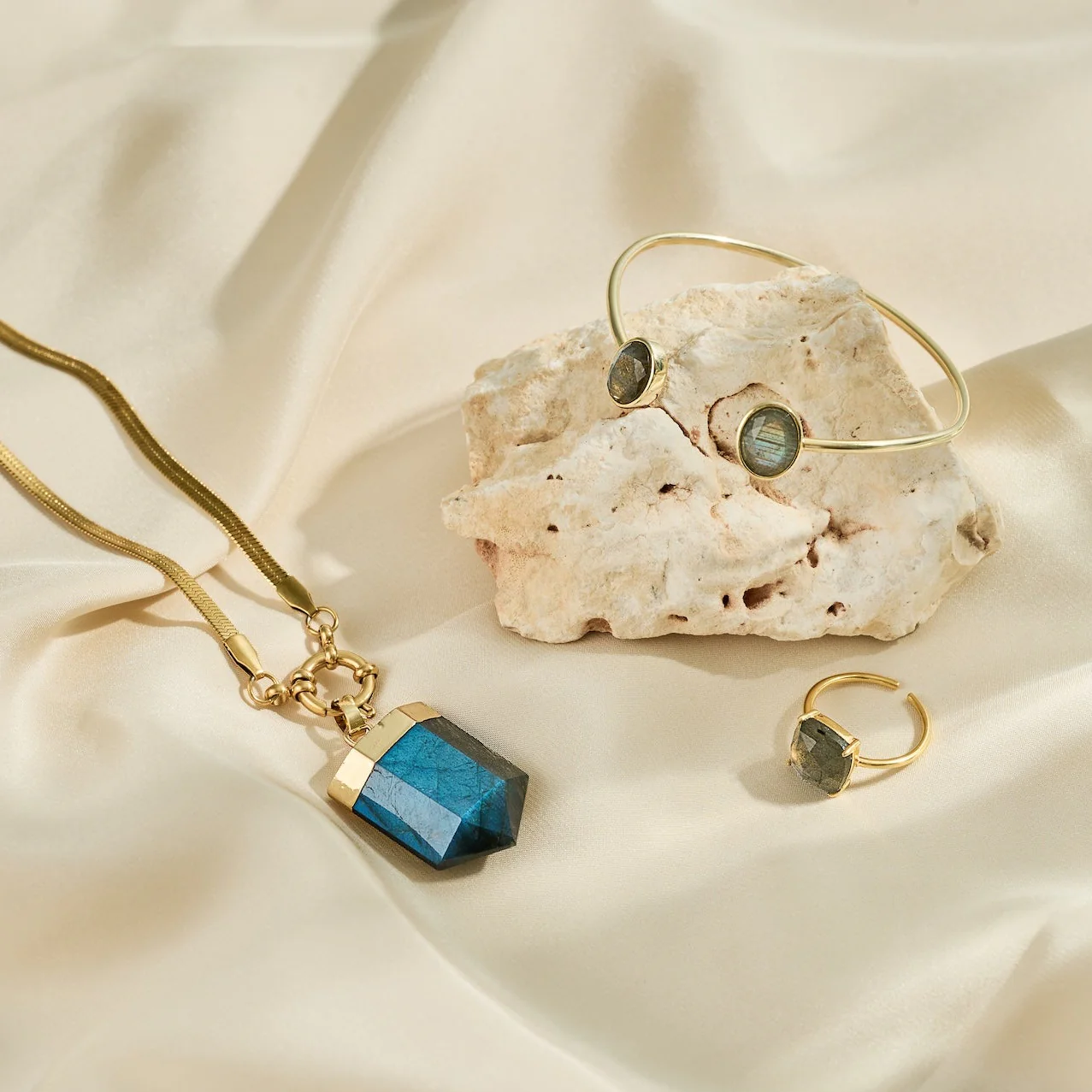 The 'Malin' Labradorite Gold Necklace | Protection | Inner Strength | Transformation - Image 6